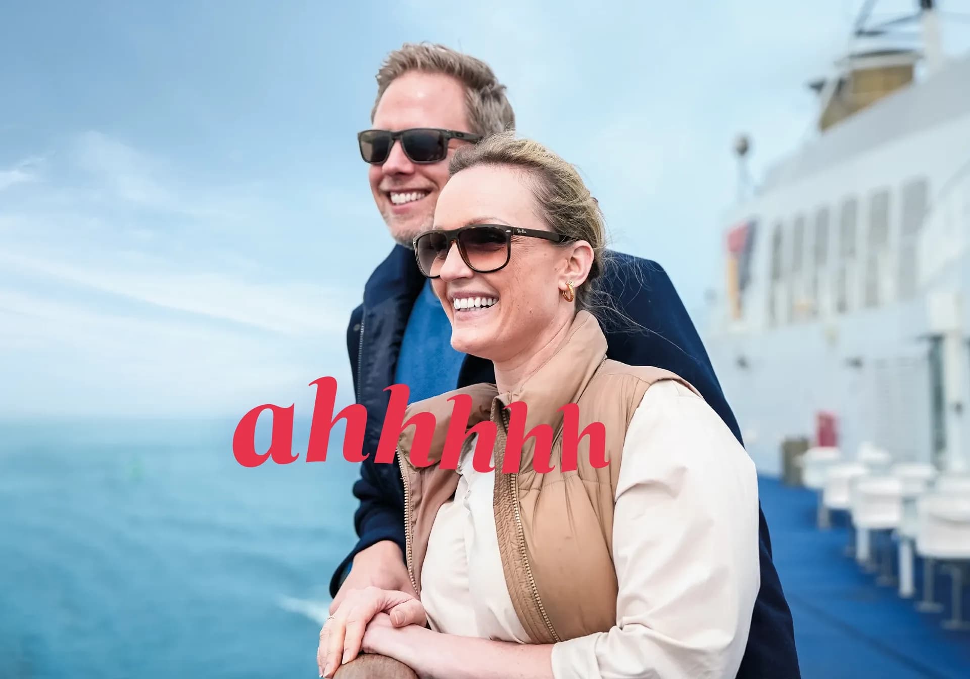 Mand og kvinde på færgens dæk kiggende ud over havet